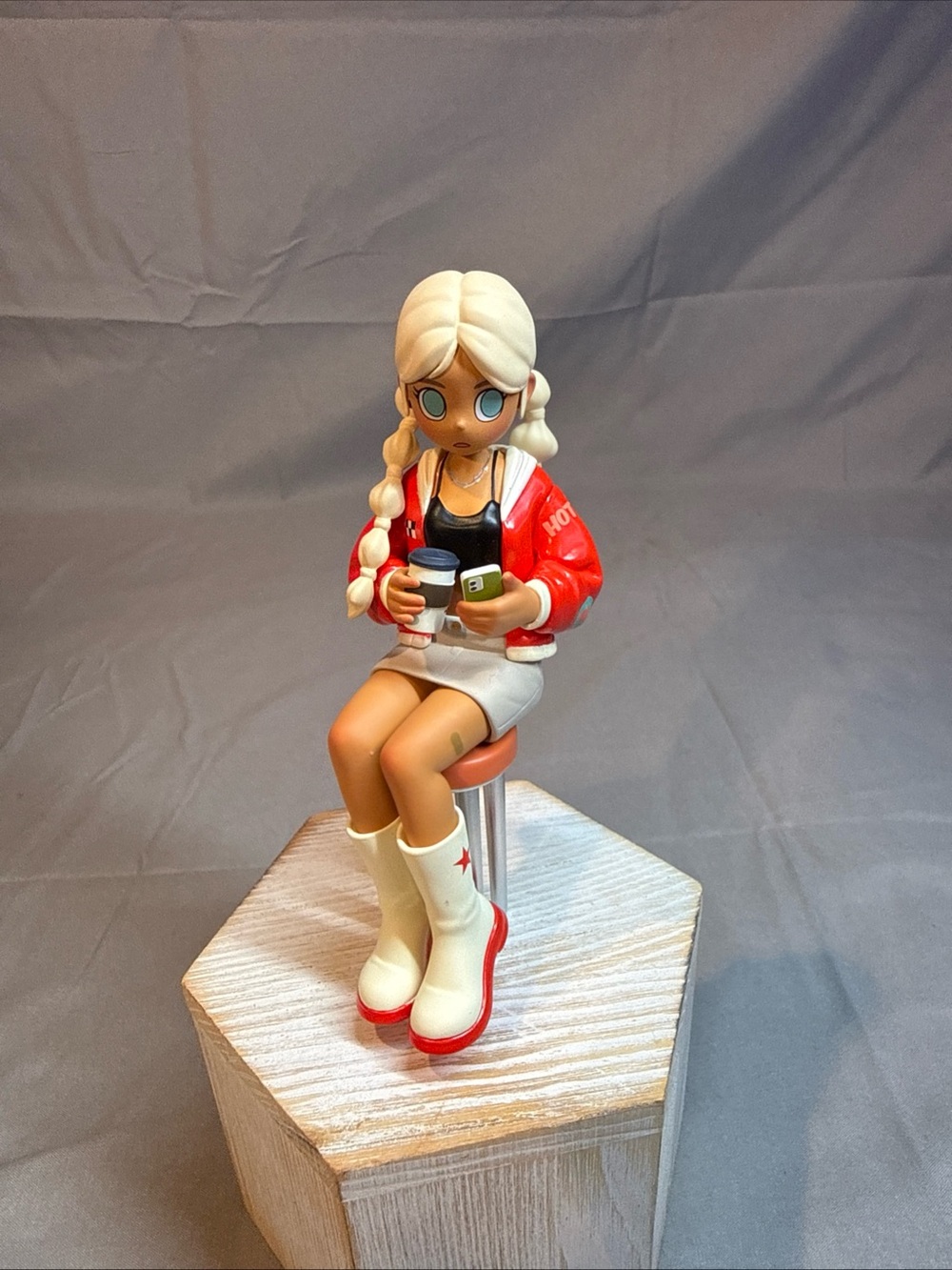 Pop Mart Peach Seated figurine